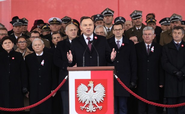 Warszawa, 11.11.2018. Prezydent RP Andrzej Duda (front) przemawia podczas uroczystości przed Grobem Nieznanego Żołnierza, w ramach obchodów Święta Niepodległości, 11 bm. w Warszawie. Polska obchodzi 100-lecie odzyskania niepodległości. W tle, od lewej: wicepremier Beata Szydło, prezes PiS Jarosław Kaczyński, minister spraw wewnętrznych i administracji Joachim Brudziński, premier Mateusz Morawiecki, marszałek Senatu Stanisław Karczewski, marszałek Sejmu Marek Kuchciński. (mr) PAP/Paweł Supernak