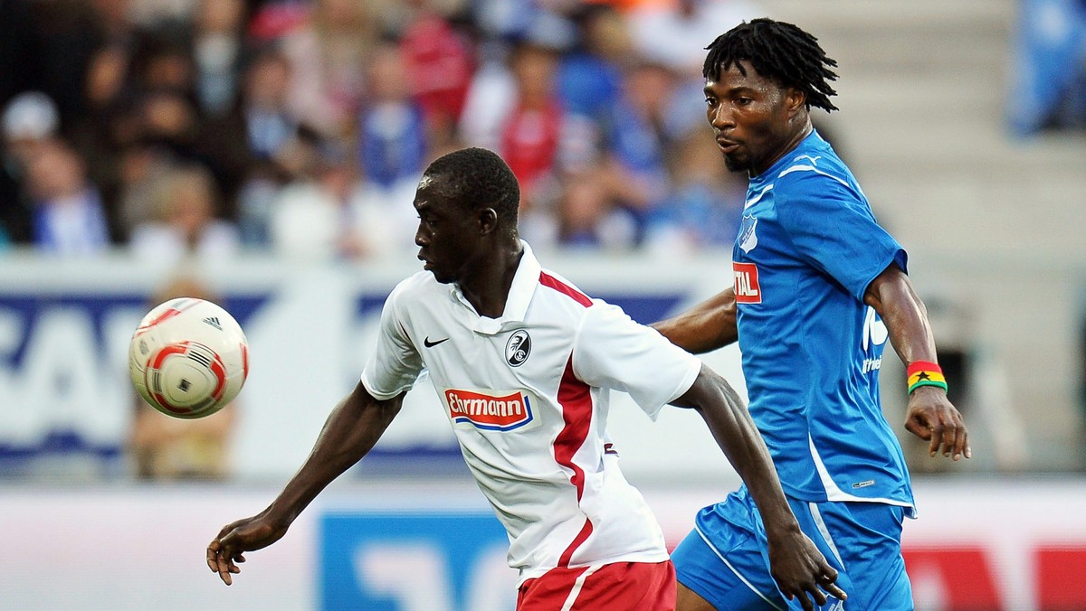 TSG Hoffenheim przegrał na własnym stadionie z SC Freiburg 0:1 (0:0) w meczu 12. kolejki piłkarskiej Bundesligi. Gola na wagę zwycięstwa zdobył dla gości w doliczonym czasie gry Papiss Demba Cisse.