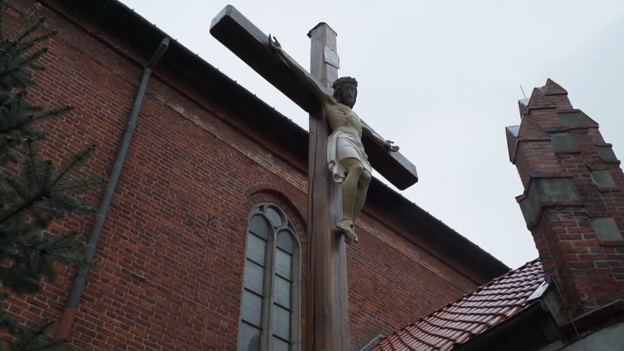 Ks. Andrzej Kobyliński o intronizacji Jezusa w Makowie: to ośmiesza religię