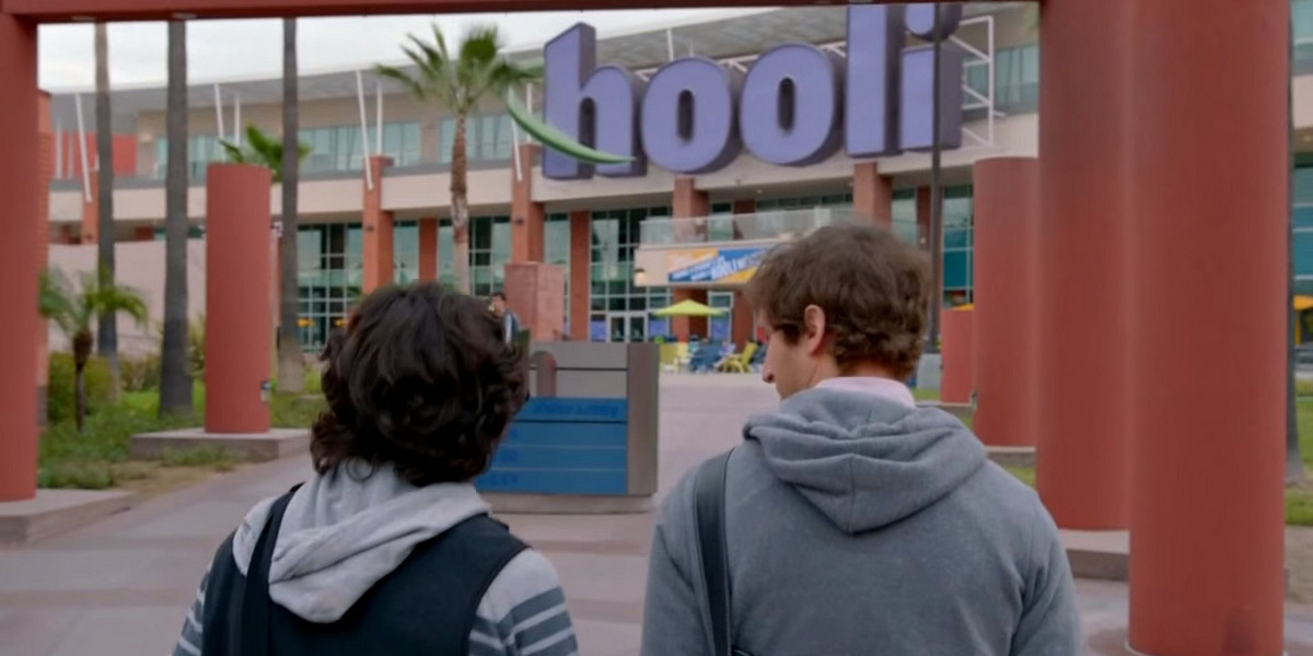 Firma Hooli z serialu "Silicon Valley" udawała dobrego pracodawcę, ale nikt tam nie dbał o pracowników