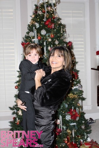 W podpisach Britney nie omieszkała poinformować jak świetnie spędziła święta