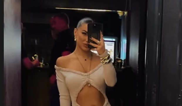 Milica Ristić u haljini sa prorezima