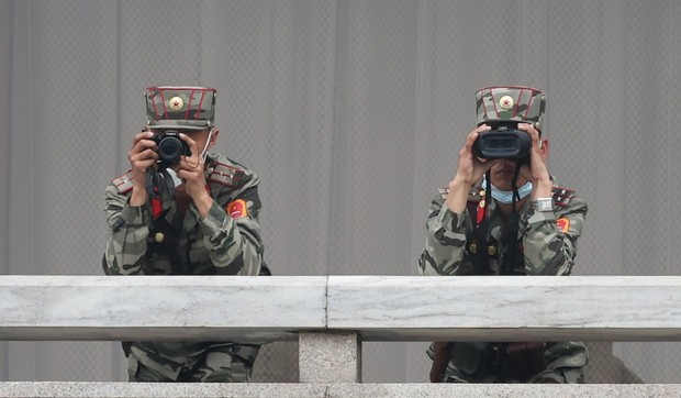 Severnokorejski vojnici posmatraju južnokorejsku stranu u DMZ 16. aprila 2024.