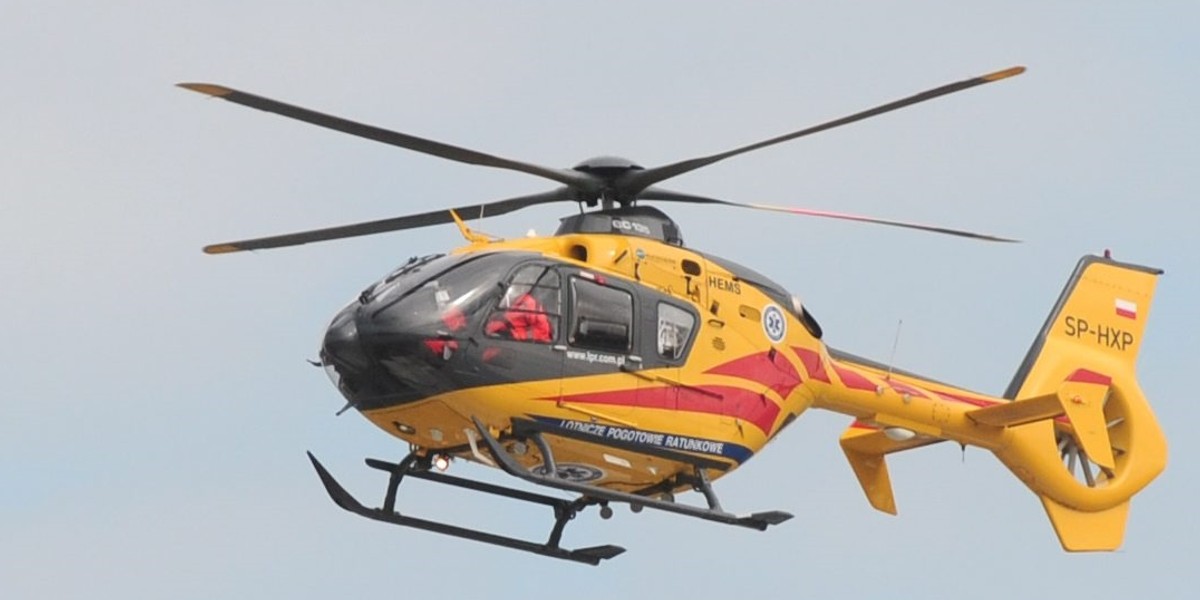 Śmigłowiec LPR przetransportował do szpitala trzyletnie dziecko (zdjęcie ilustracyjne).