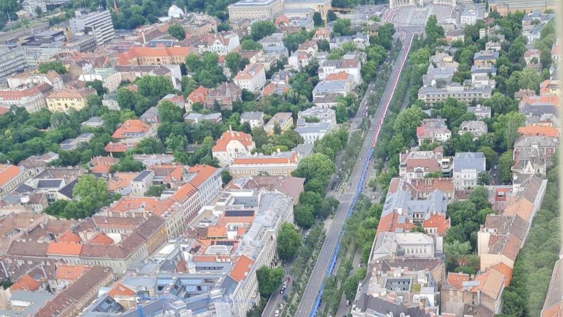 Mi történt? Óriás nemzeti zászlóval borították be az Andrássy utat