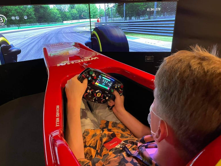 Muzeum Ferrari w Maranello. To w takim symulatorze możemy poczuć się jak na torze podczas wyścigu F1.