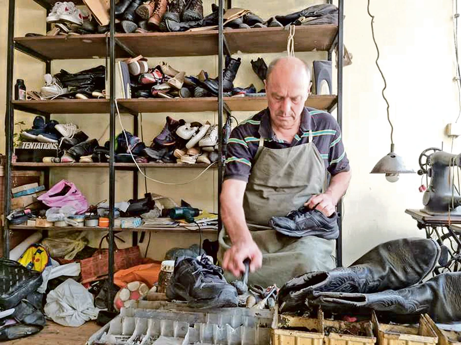 U obućarskoj radnji "Taratumba" skoro se ništa nije promenilo posle smrti Srđanovog oca. Na rafovima pretrpana obuća. Neka čeka svoje vlasnike, druga popravku