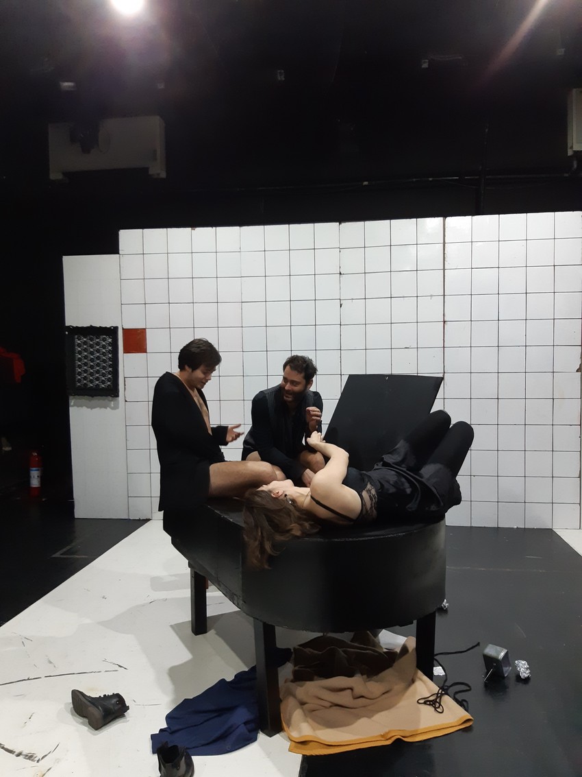 Scena iz predstave ''Sanjari'' Roberta Lenarda