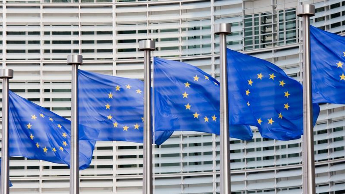 UE chce m.in. znaleźć sposób, by umożliwić policji i służbom szybszy i bardziej efektywny dostęp do "dowodów cyfrowych poprzez intensywniejszą współpracę z krajami trzecimi oraz dostawcami usług, którzy są aktywni na terytorium Europy
