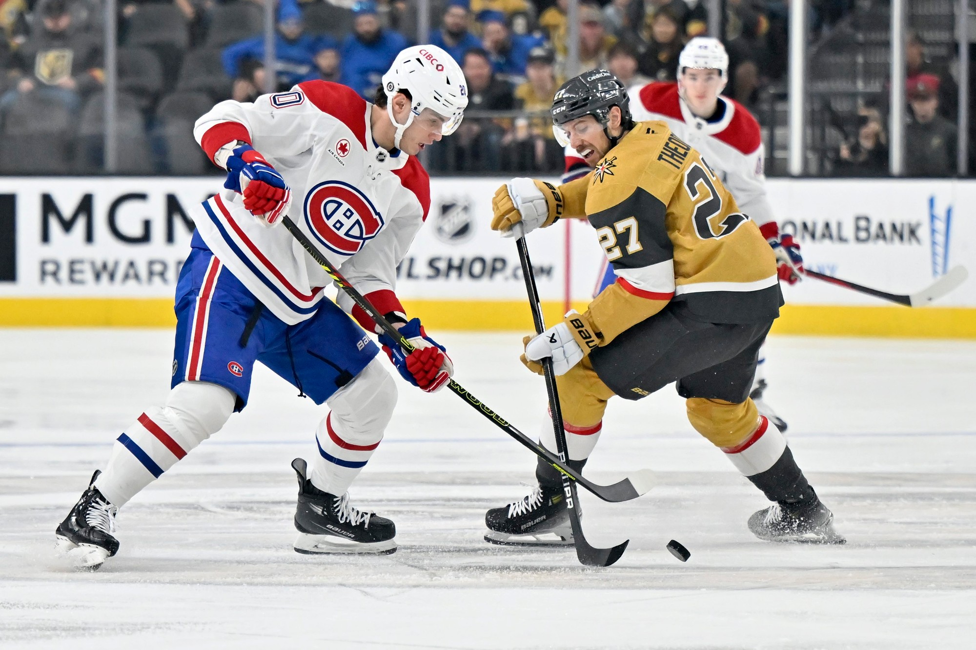 Slovenský hokejista Juraj Slafkovský (Montreal Canadiens) a hráč Vegas Golden Knights Shea Theodore. 