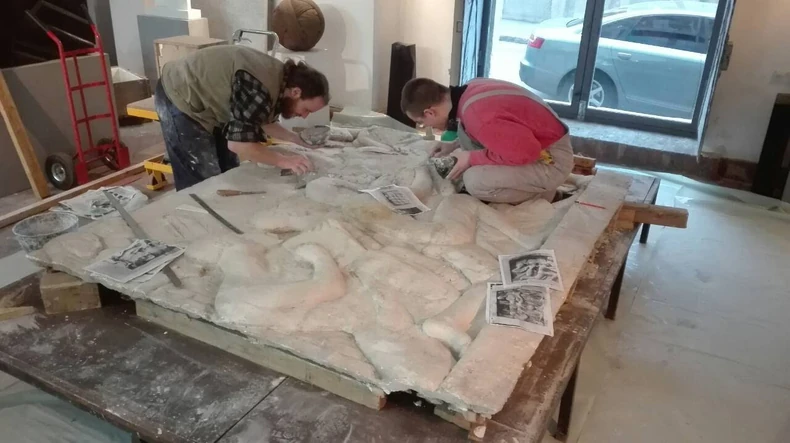 Saradnici vajara Čpajka rade u ateljeu