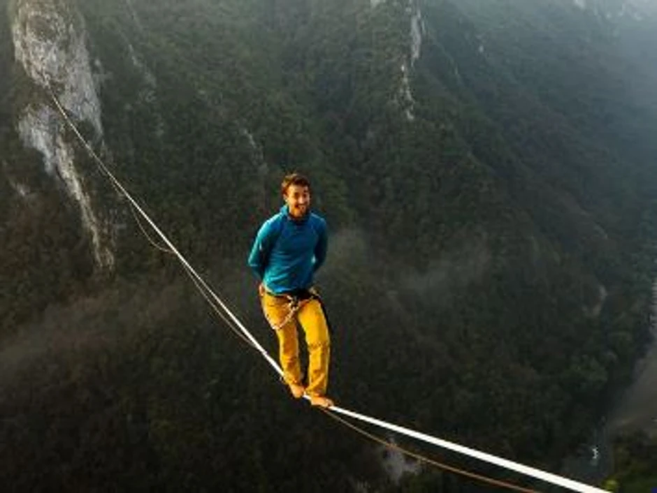 Nemački alpinista Julijan Mitermjaer hoda po užetu iznad kanjona Tijesno