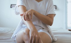 Badanie to potwierdza: CHOROBY SKÓRY mogą powodować problemy natury psychicznej