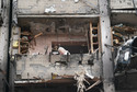 Kobieta w gruzach budynku mieszkalnego w Kijowie, w który uderzyła rakieta 