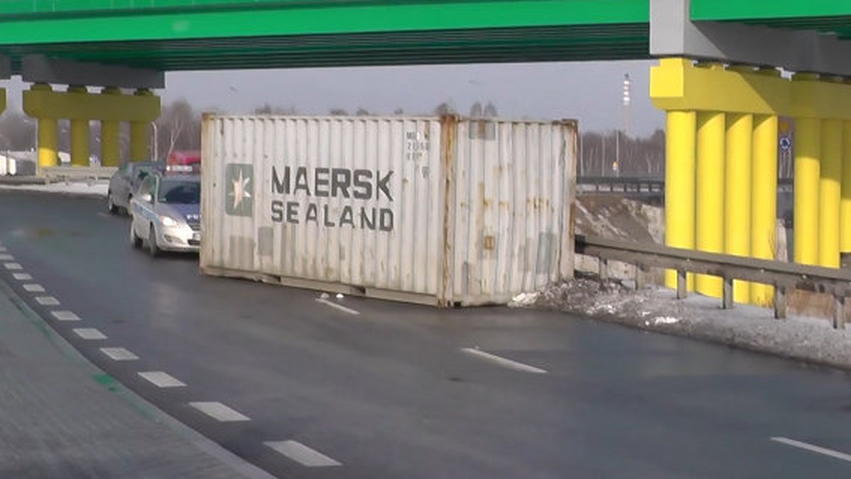 Na Trasie Sucharskiego w Gdańsku ciężarówka zgubiła ważący kilkanaście ton kontener. W zdarzeniu na szczęście nikt nie ucierpiał, kierowca został ukarany mandatem - donosi MM Trójmiasto.