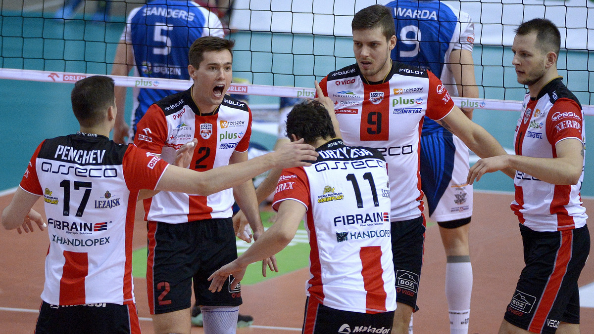 Dwie czołowe ekipy PlusLigi, ZAKSA Kędzierzyn-Koźle i Asseco Resovia Rzeszów, zgodnie wygrały w czwartek swoje pojedynki. Kędzierzynianie znokautowali AZS Częstochowa, rzeszowianie ograli MKS Będzin, ale dość niespodziewanie dali sobie urwać seta. Taki wynik z pewnością cieszy PGE Skrę Bełchatów.