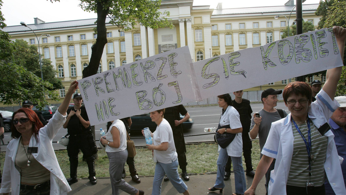 Nie chcą komercjalizacji publicznej służby zdrowia. 5 października przed kancelarią premiera w Warszawie stanie "białe miasteczko" - zapowiadają organizatorzy demonstracji - związkowcy z OZZPiP i "Sierpnia 80".