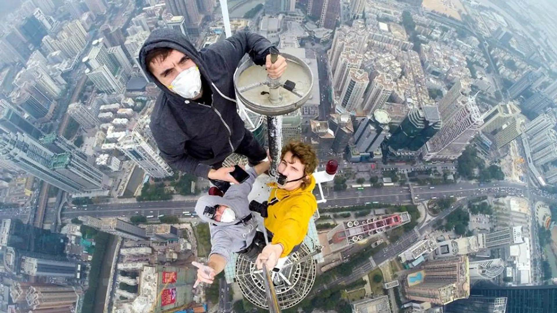 Oni nie wiedzą co to strach. Wejdą na każdy budynek. Tym razem nielegalne selfie 385 metrów nad ziemią