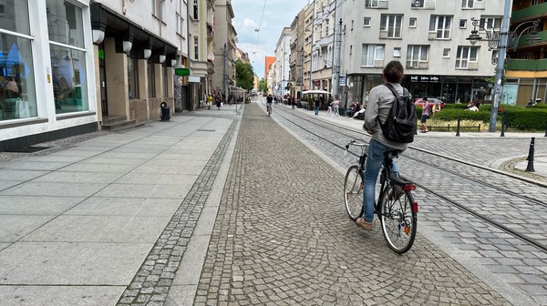 Na ul. Szewskiej rowerzyści jeżdżą dziś po kostce brukowej. Nie jest to zbyt wygodne, a po deszczu nawierzchnia robi się śliska i niebezpieczna
