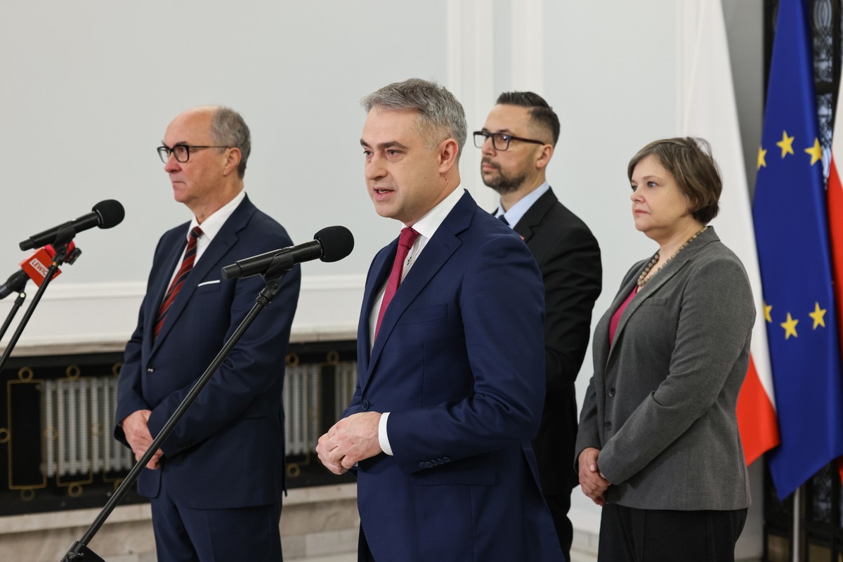 Marcin Kulasek (drugi z prawej) kiedy obejmie ministerstwo nauki znajdzie tam prawdziwą minę. Na uczelniach wyższych kwitną fabryki publikacji