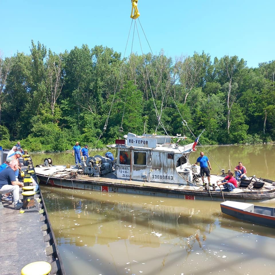 V bratislavskom prístave sa v piatok potopilo plavidlo.