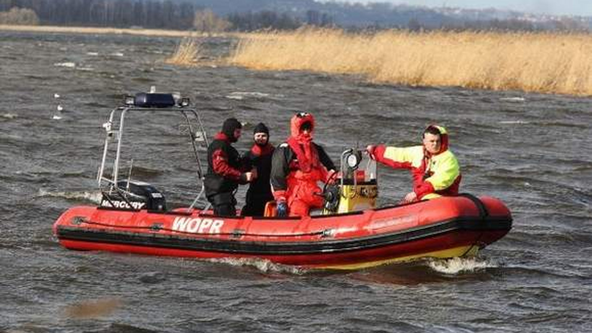 Wczoraj rano mieszkaniec wsi Kukułowa natknął się na leżące przy brzegu ciało mężczyzny. To druga z ofiar tragedii, która w sobotę wydarzyła się na rzece Dziwnej. Dwaj mężczyźni płynęli łódką, która prawdopodobnie w wyniku uderzenia wiatru, przewróciła się.