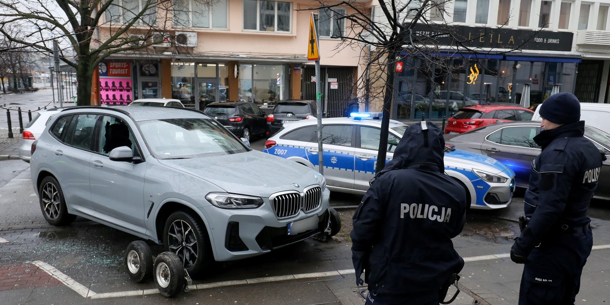 Włamanie do BMW na ul. Żurawiej. Zginęła biżuteria warta 100 tys. zł i broń