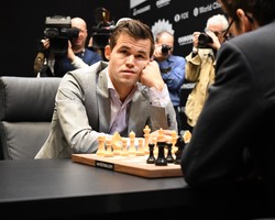 Magnus Carlsen zmienił zdanie i spodnie. Norweg wraca do gry