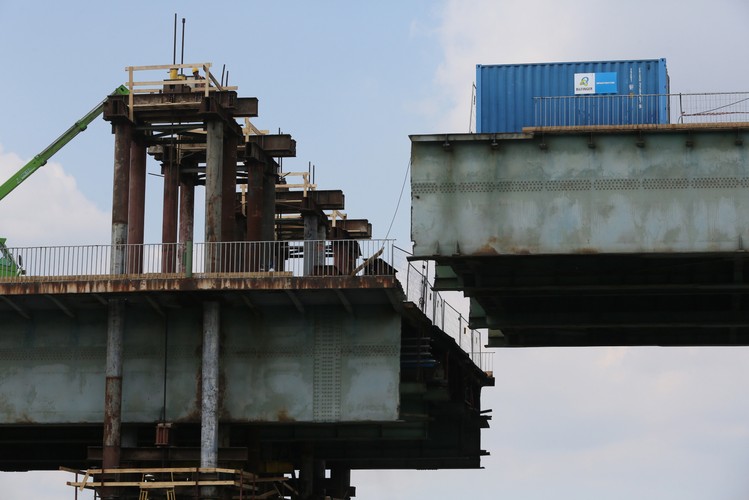 Operacja opuszczania przęsła mostu Łazienkowskiego <br><br>fot.  (tg/cat) PAP/Tomasz Gzell