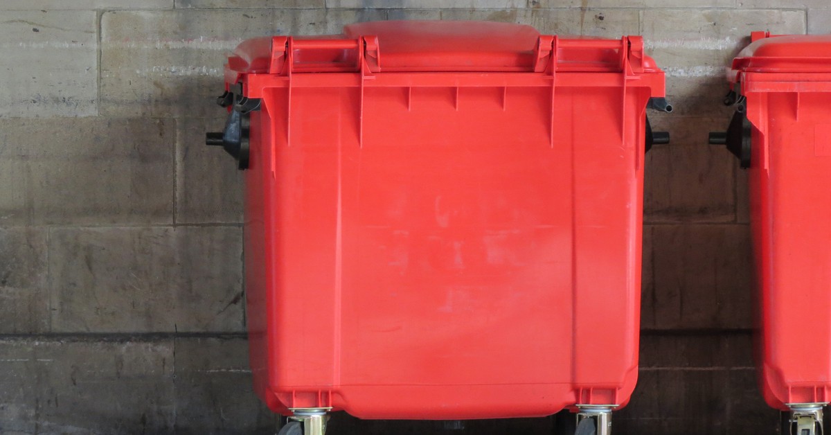 Nowy kolor pojemników na odpady (czerwony) już na ulicach. Jakie śmieci do nich wrzucać?