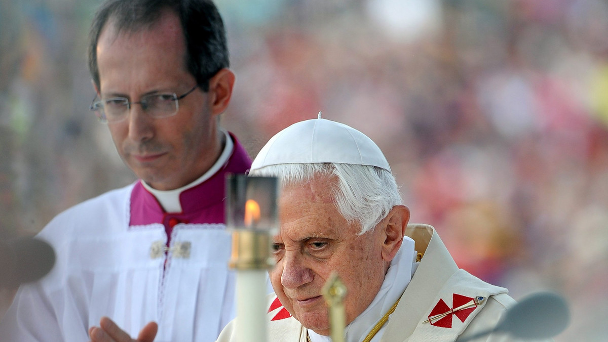 Podczas wizyty w Palermo Benedykt XVI oddał hołd księdzu Giuseppe Puglisiemu, zamordowanemu przez cosa nostrę w 1993 roku. W przemówieniu do duchowieństwa z Sycylii papież mówił o "heroicznym wzorze" kapłana, który sprzeciwił się mafii.