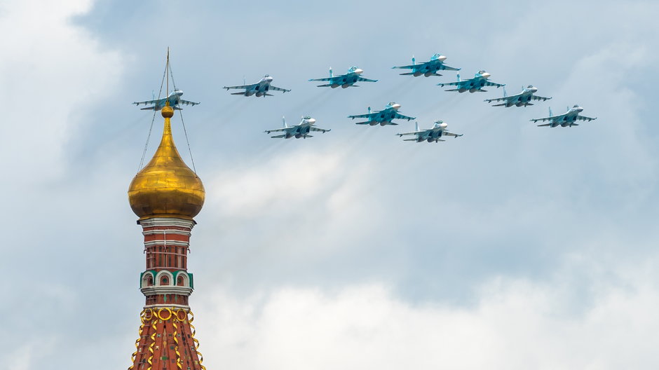 Bombowce Su-30SM, Su-35S i Su-34 nad Placem Czerwonym w Moskwie