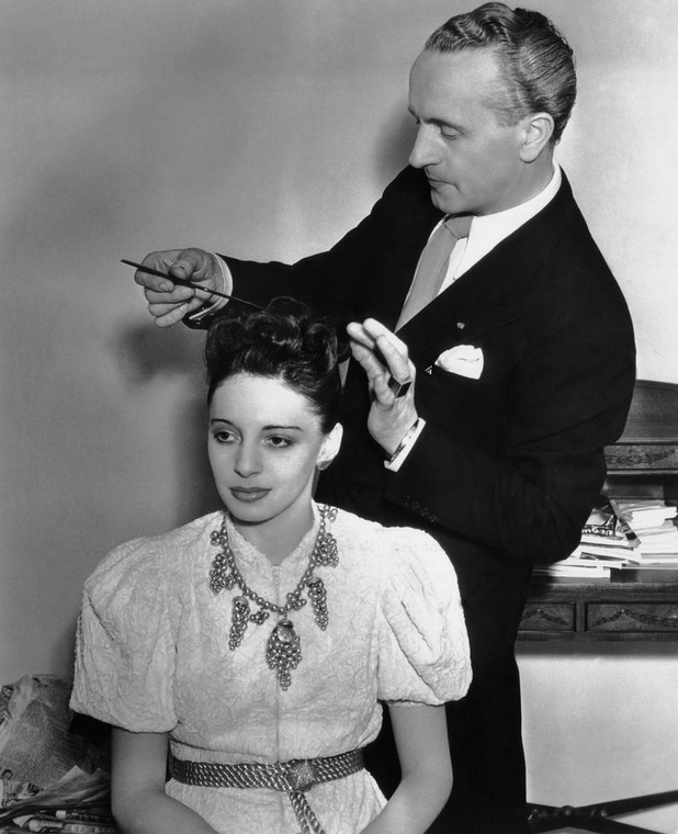 Antoine czesze aktorkę Elaine Barrie na planie filmu Midnight 1939 r.
