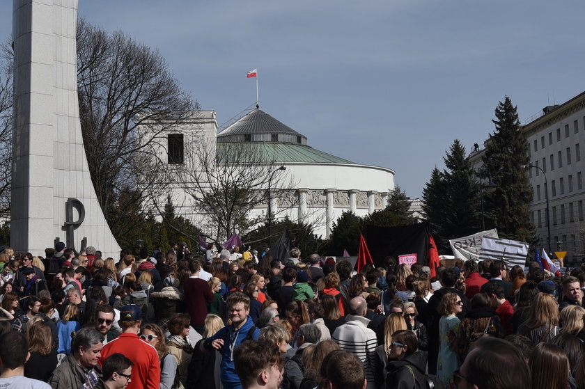 Manifestacja pod Sejmem przeciwko planom zaostrzenia ustawy aborcyjnej.