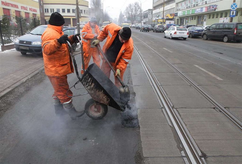 Drogowcy łatają małe dziury, a wyrwy zostaną