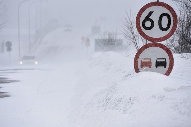 Lublin, 08.02.2021. Atak zimy w Lublinie, 8 bm. Na drogach i chodnikach panują fatalne warunki. (aldg) PAP/Wojtek Jargiło