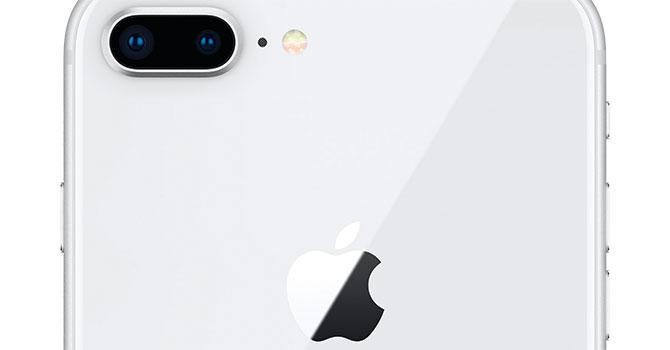 Tylna ściana iPhone'a 8 Plus w nowym wzornictwie: plecki są gładkie, za nimi znajduje się konstrukcja ze stali szlachetnej. Podwójny aparat występuje tylko w modelu Plus.