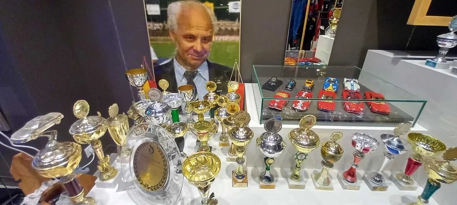 Trofea z zawodów oraz postać nieżyjącego dziś działacza i zawodnika Pana Lucjana Korszka