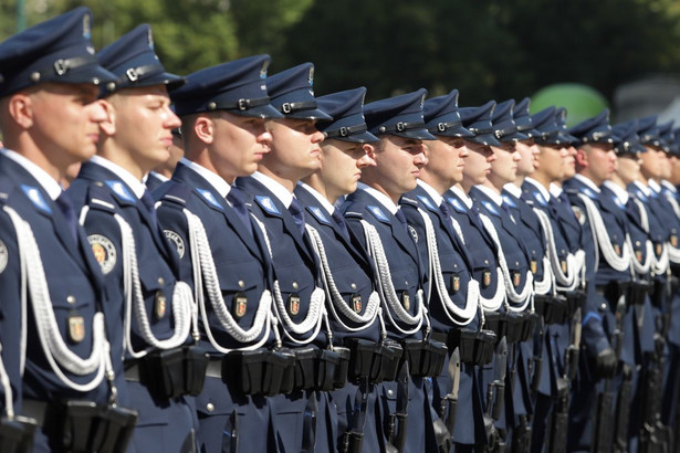 Likwidacja CBA: Funkcjonariusze przejdą głównie do policji. Jakie otrzymają stopnie? Co z ciągłością służby, nagrodami? [projekt ustawy]