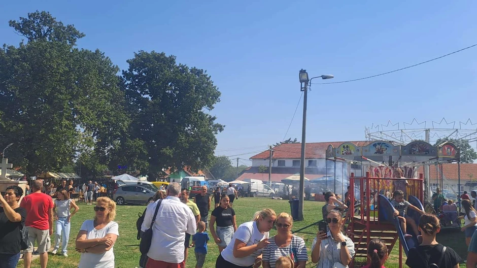 Udruženja žena i domaćice prikazani su kao stubovi tradicije i zajedništva