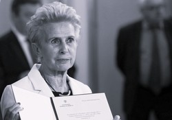 "Była dla nas wzorem". Politycy żegnają Iwonę Śledzińską-Katarasińską