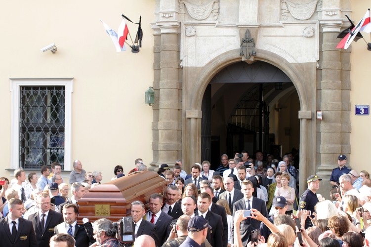 Trumna z ciałem kard. Franciszka Macharskiego przenoszona z Pałacu Arcybiskupów Krakowskich do bazyliki św. Franciszka z Asyżu przy pl. Wszystkich Świętych