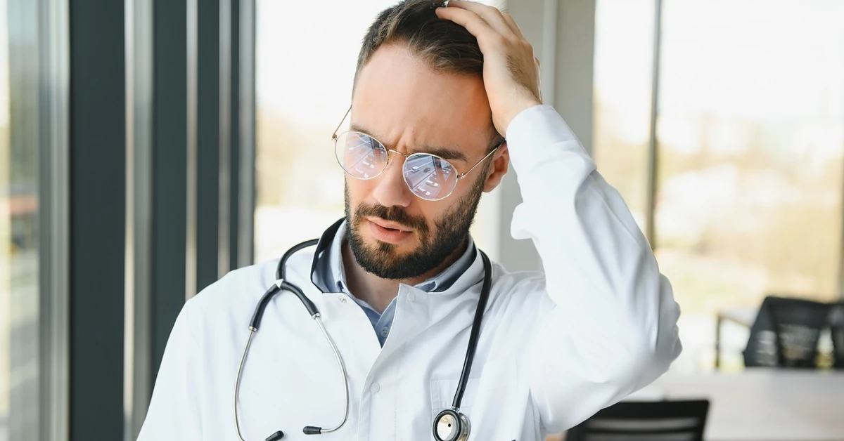 Dlaczego lekarze leczą dożywotnio bez weryfikacji kompetencji? Dr Rakasz: potrzebny system rewalidacji lekarzy. Co 5 lat kompleksowa ocena i przedłużenie albo wstrzymanie uprawnień