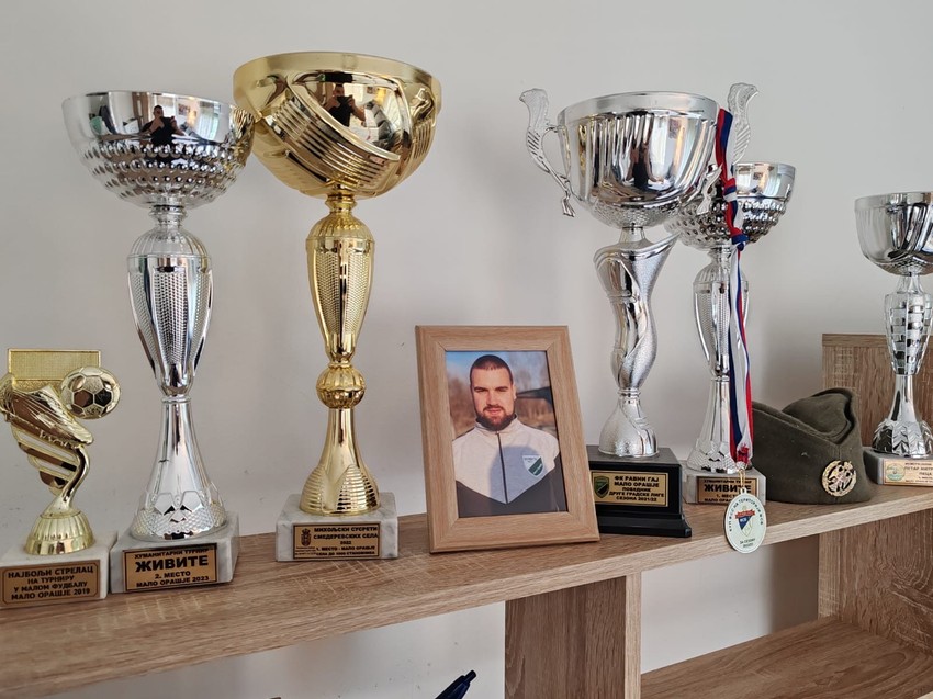 Polica sa peharima u sobi Petra Mitrovića