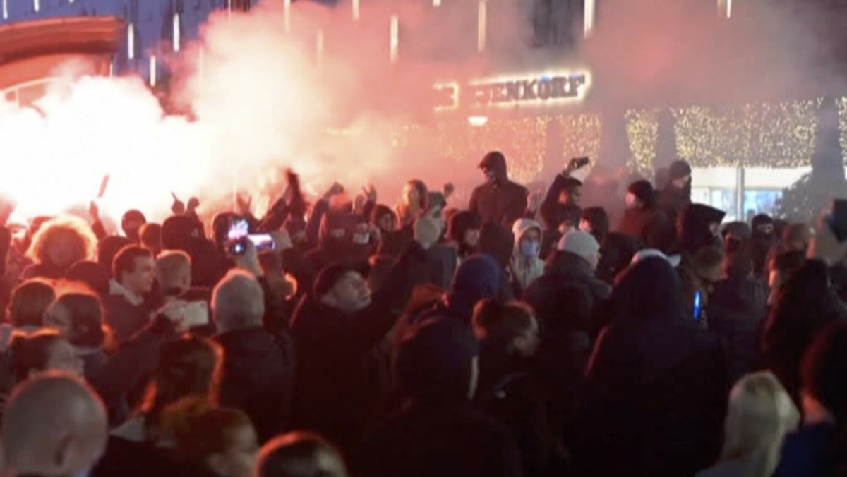 Demonstracje w Rotterdamie przeciwko rządowym obostrzeniom