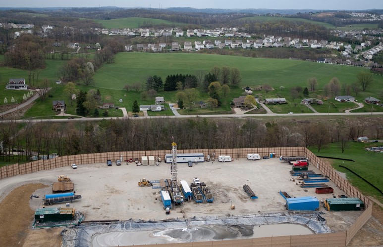 Wydobycie gazu z łupków. Canonsburg w Pensylwanii, USA. Platforma wiertnicza, dzięki takim miejscom możliwe jest wydobycie gazu łupkowego.  foto: Andrew Harrer/Bloomberg