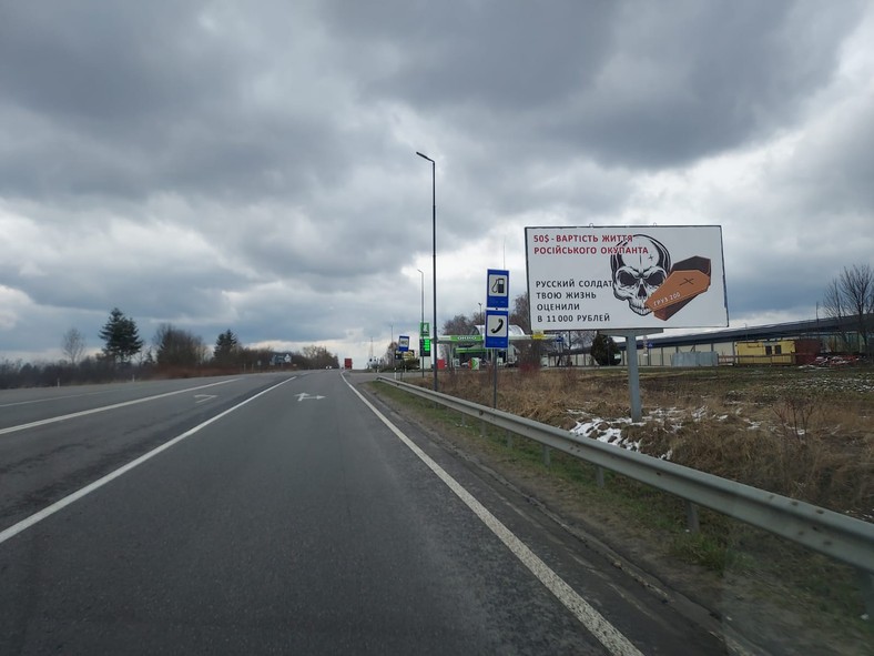 "50 dolarów. Tyle jest warte życie rosyjskiego żołnierza". Bilbord nawiązuje do odszkodowania, które wypłacane jest po śmierci rodzinom rosyjskich żołnierzy