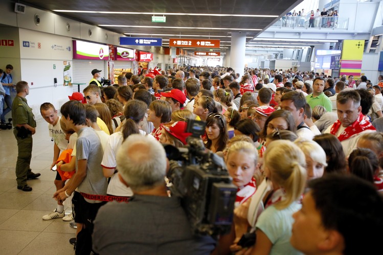 Kibice witają polskich siatkarzy na warszwskim lotnisku Okęcie