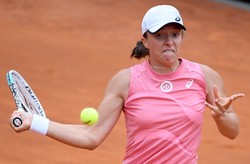 Wojciech Fibak: Tylko wielkie mistrzynie potrafią wygrywać tak, jak Świątek