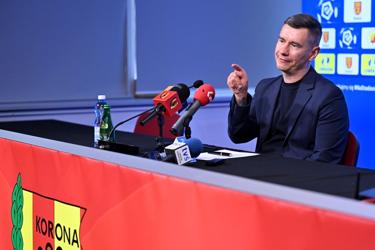 Prezes Korony Łukasz Jabłoński podczas konferencji prasowej w Kielcach, 28 bm. Łukasz Jabłoński złożył rezygnację z funkcji prezesa zarządu Korony. Piłkarze Korony Kielce wygrali dwa ostatnie mecze i rzutem na taśmę utrzymali się w Ekstraklasie